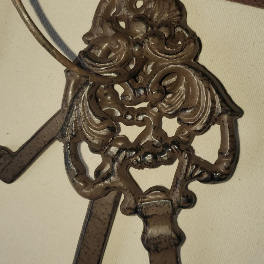 Vintage-Style Bronze Heavy Metal Key Decor